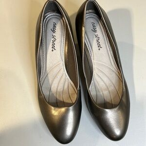 Easy Street Platinum Pump Shoes 9W Wide 2 inch Heel